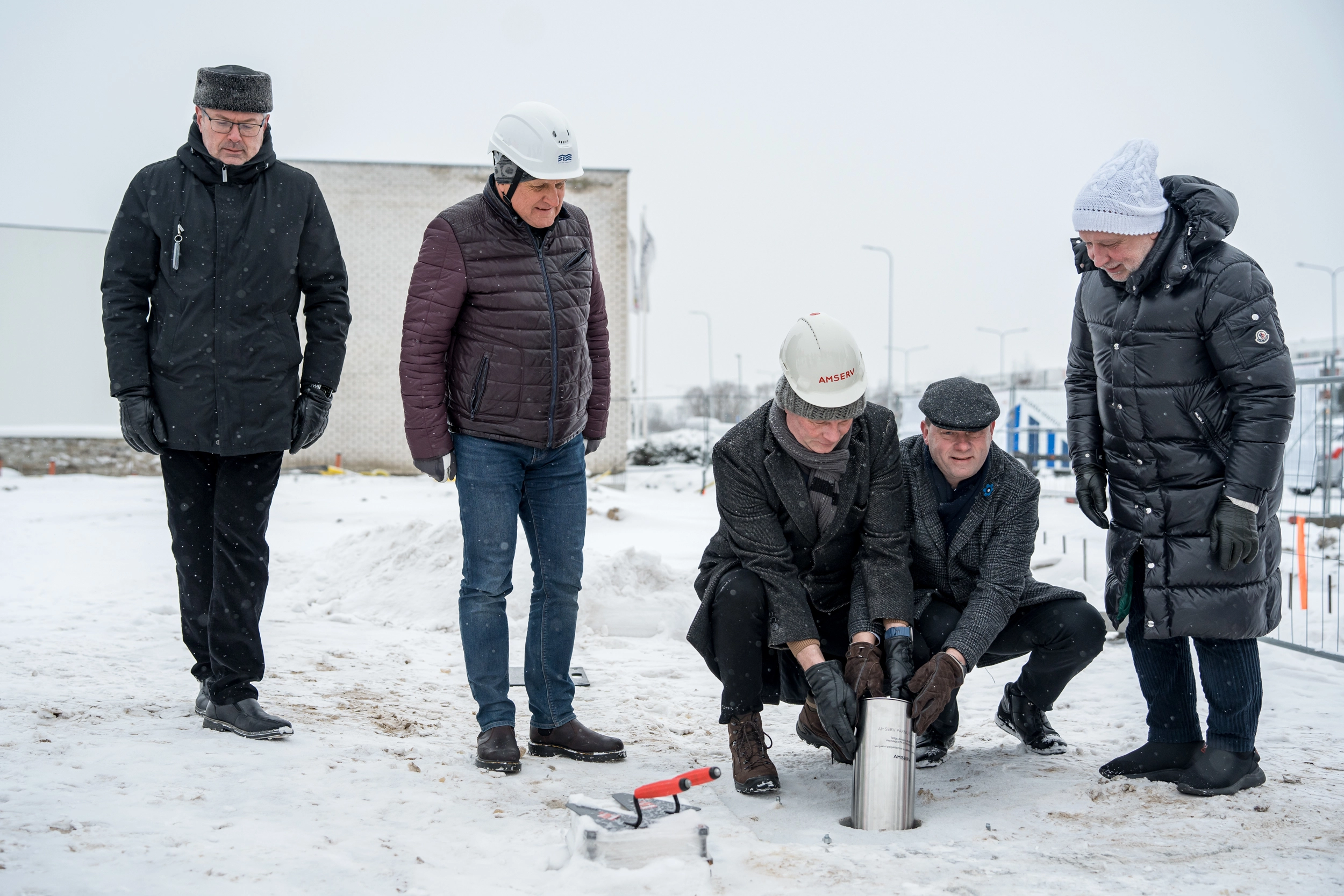 Amserv Pärnu uue esinduse nurgakivi paigaldamine.